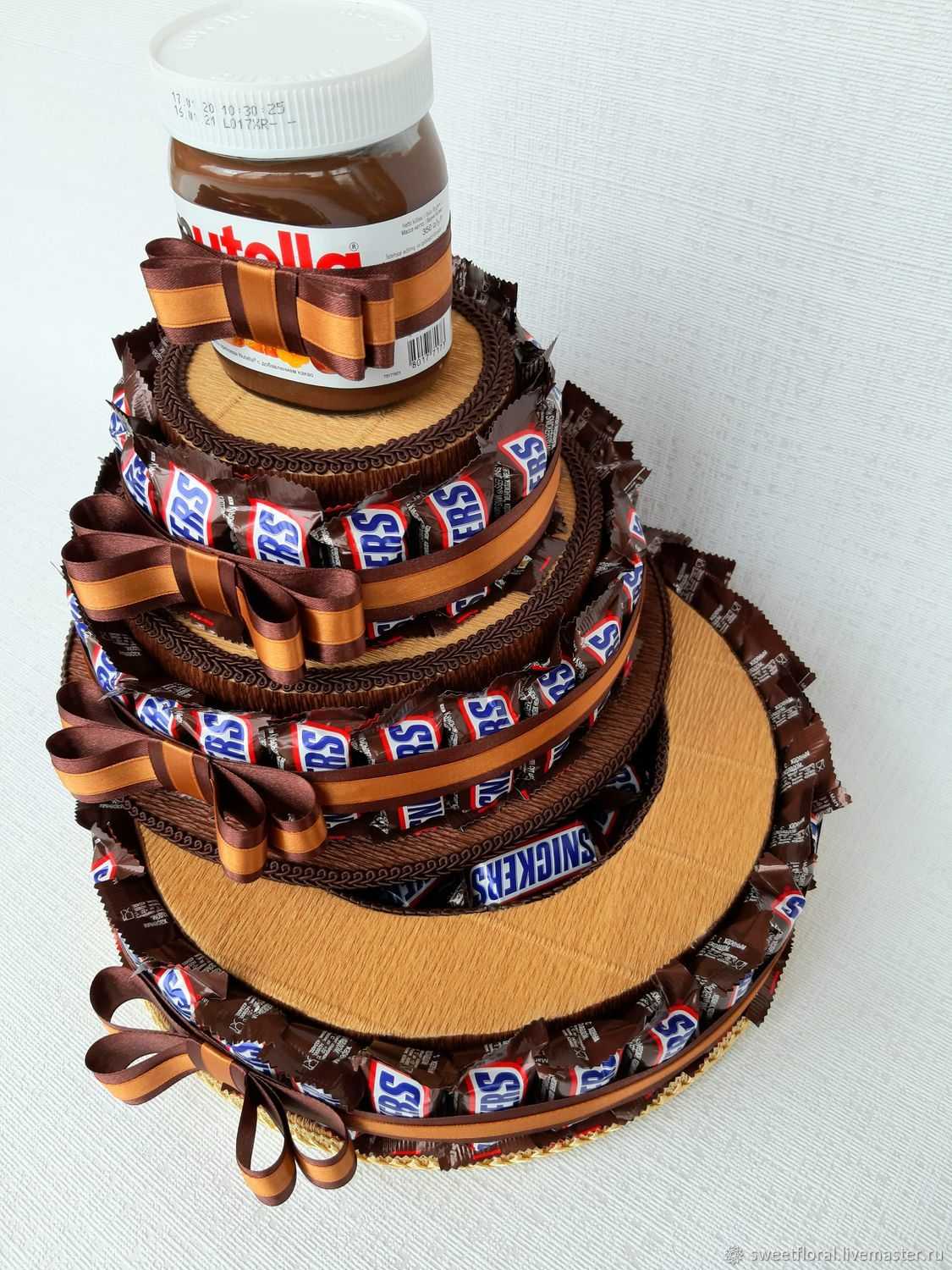 Свадебный торт из конфет – оригинальная альтернатива стандартным кондитерским изделиям Узнайте какой декор лакомства подойдет для вашего торжества