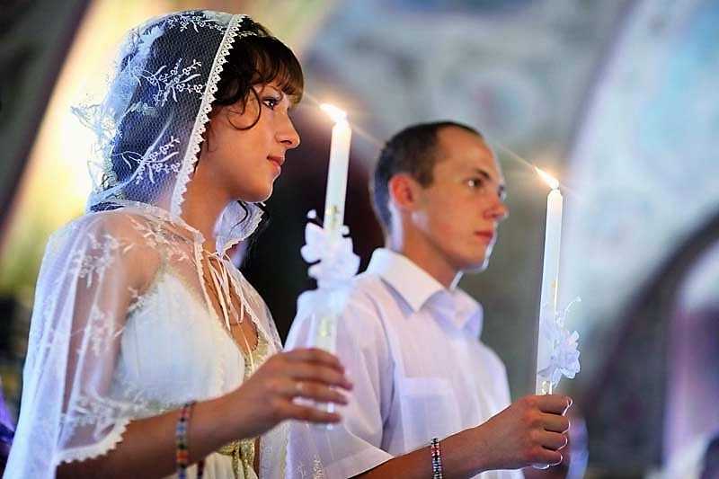 Свадебные приметы (28 фото): суеверия и обычаи для жениха и невесты в день свадьбы, советы по выбору народных оберегов