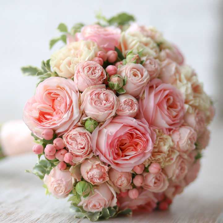 Свадебный букет из пионовидных роз - варианты сочетания с другими цветами фото