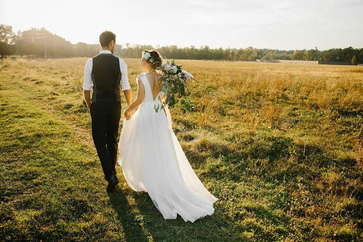 Оригинальные идеи для свадебной фотосессии осенью: места, позы, реквизит