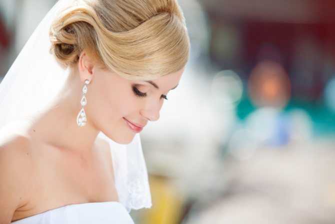 Как выбрать прическу на свадьбу Идеальный вариант укладки должен учитывать такие факторы как рост невесты цвет волос фасон платья и время года