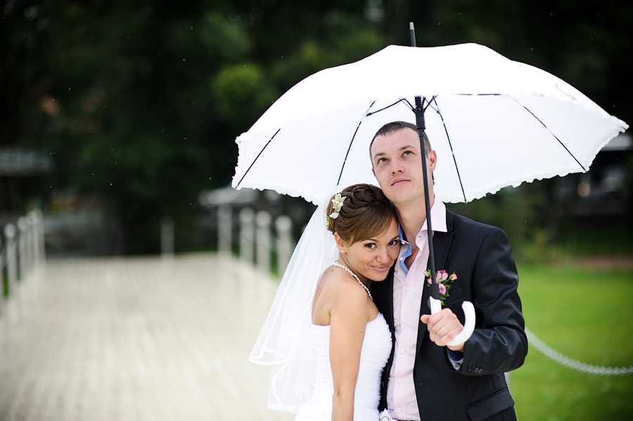 Сколько лет зонтику. Зонт на свадьбу. Свадебная фотосессия с зонтом. Зонт для фотосессии свадьба. Невесты с зонтами.