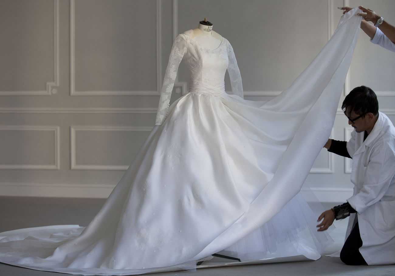 Свадебное платье из плотной ткани