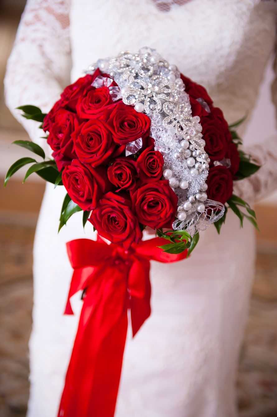 Бело розовый красный букет. Свадебный букет для невесты красный. Букет невесты "красно-белый". Свадебный букет из красных роз. Букет невесты "красный".