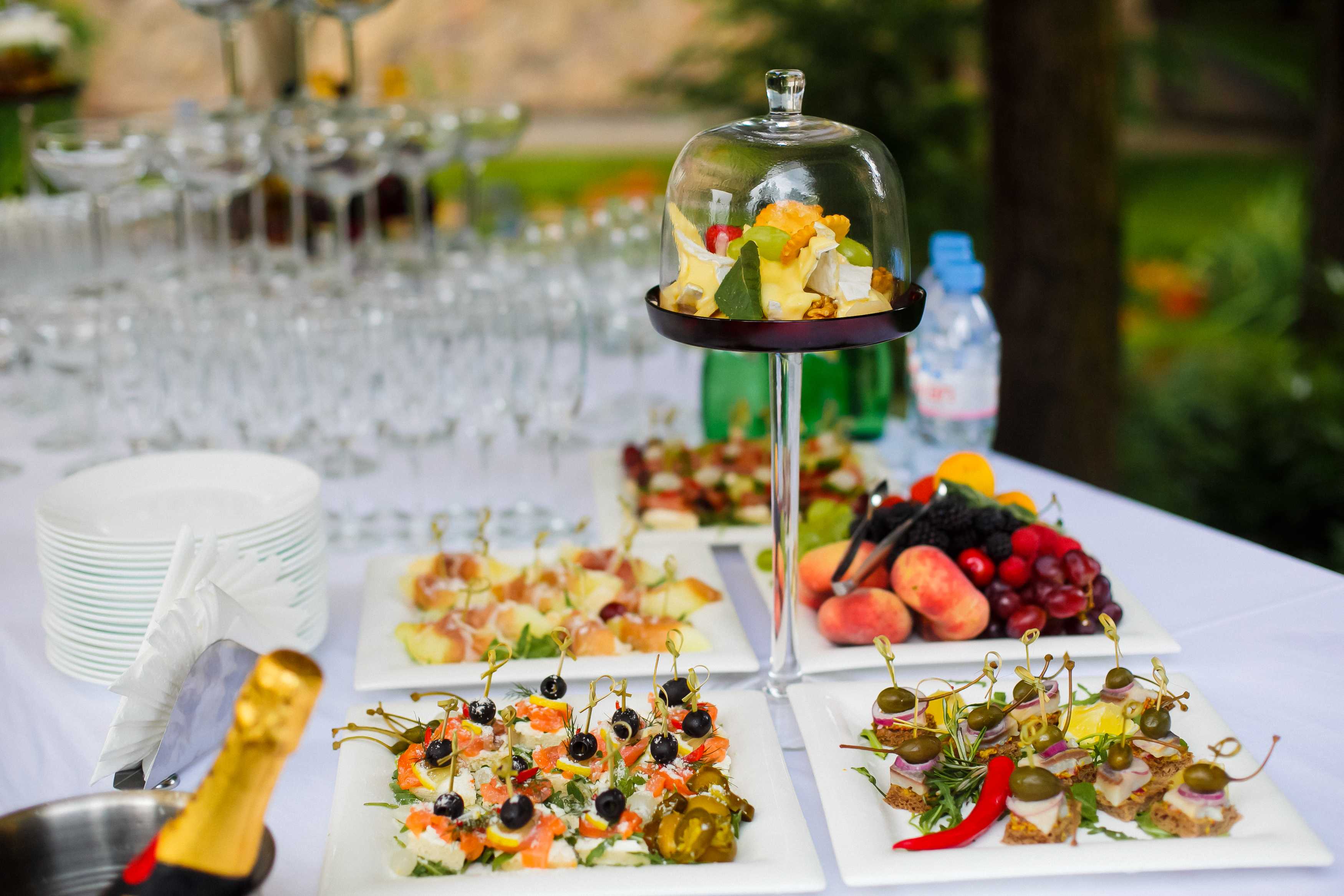 Горячие закуски на свадебный стол  – какие в [2019] вкусные (вторые) блюда подают