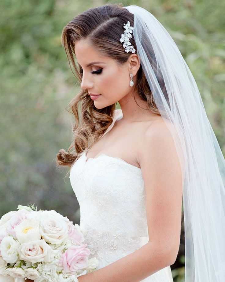 Свадебная прическа пучок с фатой (62 фото): как сделать низкий или высокий пучок с диадемой на свадьбу для невесты?