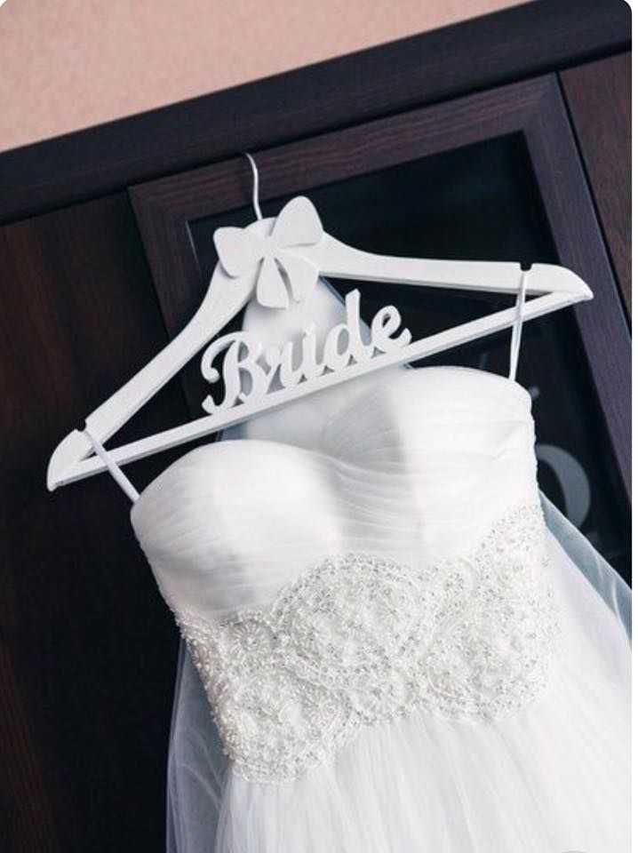 Вешалка невесты с платьем