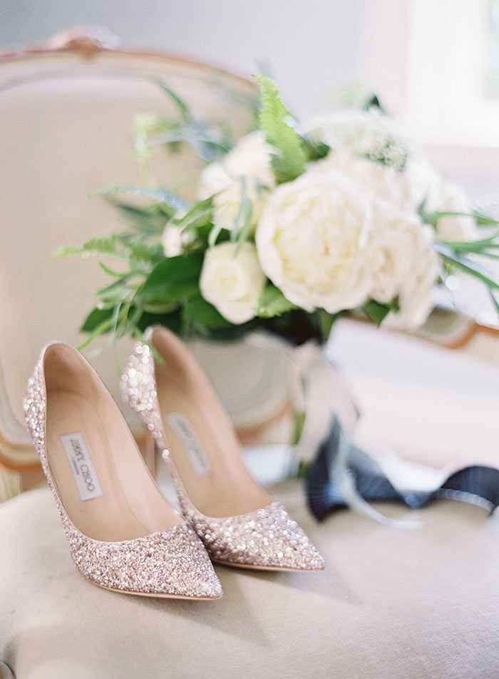 Свадебные босоножки: плюсы и минусы, фасоны и особенности, как выбрать такую обувь на свадьбу (советы и рекомендации, на что обратить внимание), фото