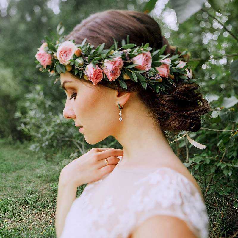 Свадебная прическа, прическа невесты, украшения для прически невесты с перьями, прически для свадьбы, прическа с цветами - the-wedding.ru