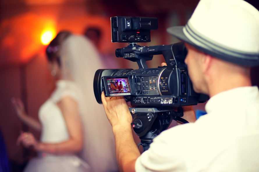 Вопрос о том как выбрать видеооператора на свадьбу волнует всех молодоженов На что обратить внимание перед тем как нанять специалиста для съемки фильма о бракосочетании А ведь есть и другой вариант - вручить камеру приятелю