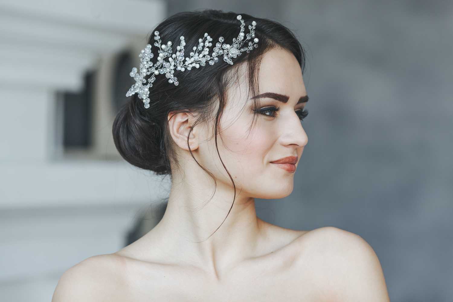 Диадема для невесты - особенности выбора форма сочетание со свадебным нарядом фото