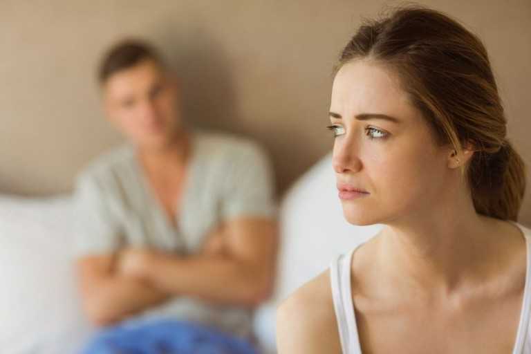 Если муж переписывается с другой, что делать: советы психолога