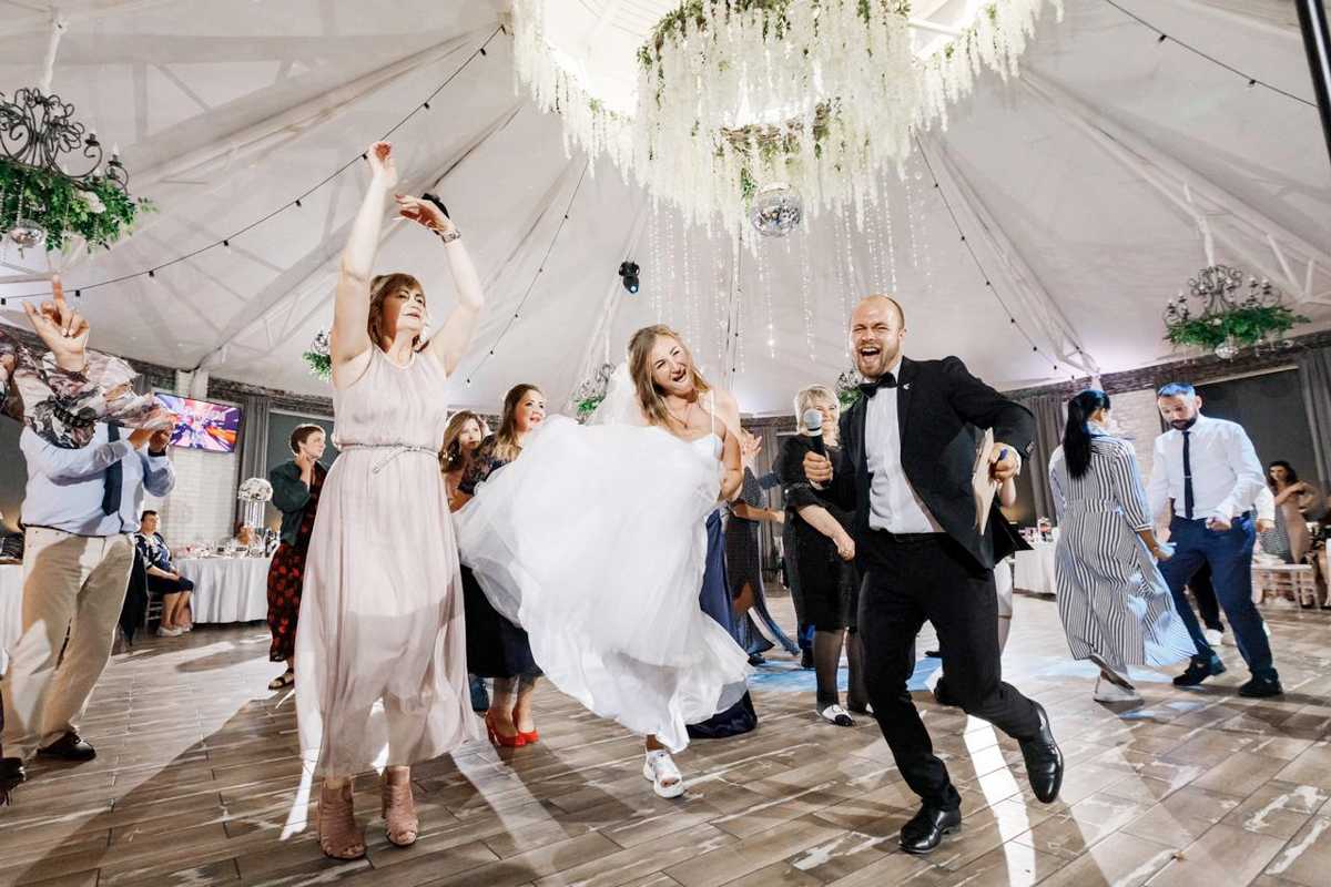 Не заскучать, запомнить все, потанцевать и посмеяться: что делает тамада на свадьбе