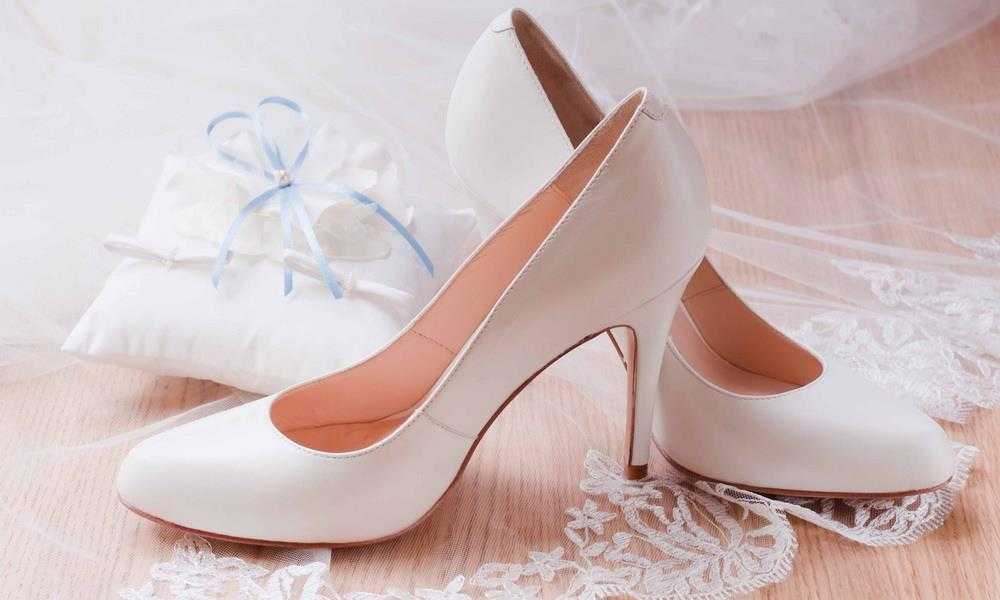 Свадебный наряд невесты для торжества в холодное время года имеет некоторые нюансы: нужно подобрать подходящую верхнюю одежду и обувь чтобы не замерзнуть Как выбрать белые сапоги на свадьбу чтобы не испортить образ и праздник