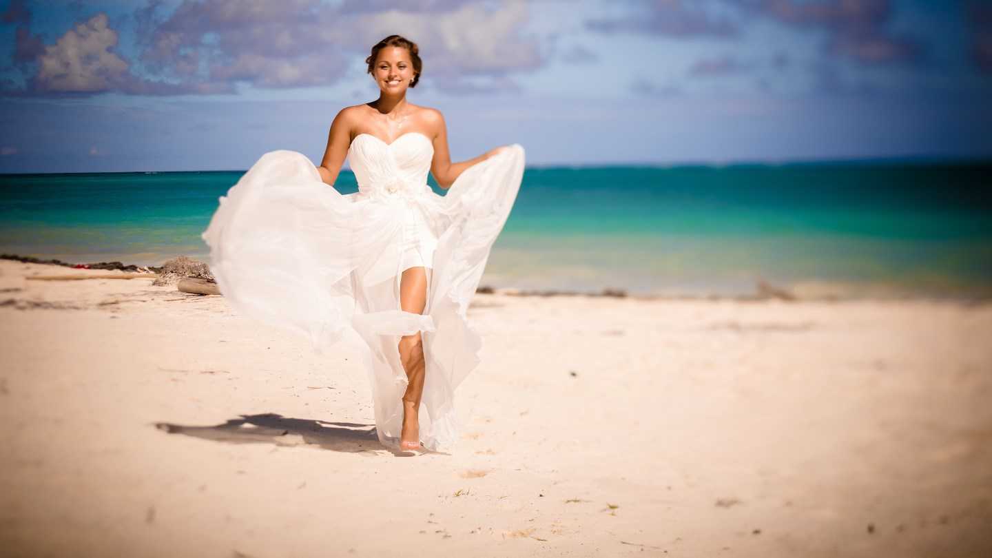Свадьба на пляже в тренде [2019] – фото, выбор платья?  & образа жениха, идеи проведения за границей