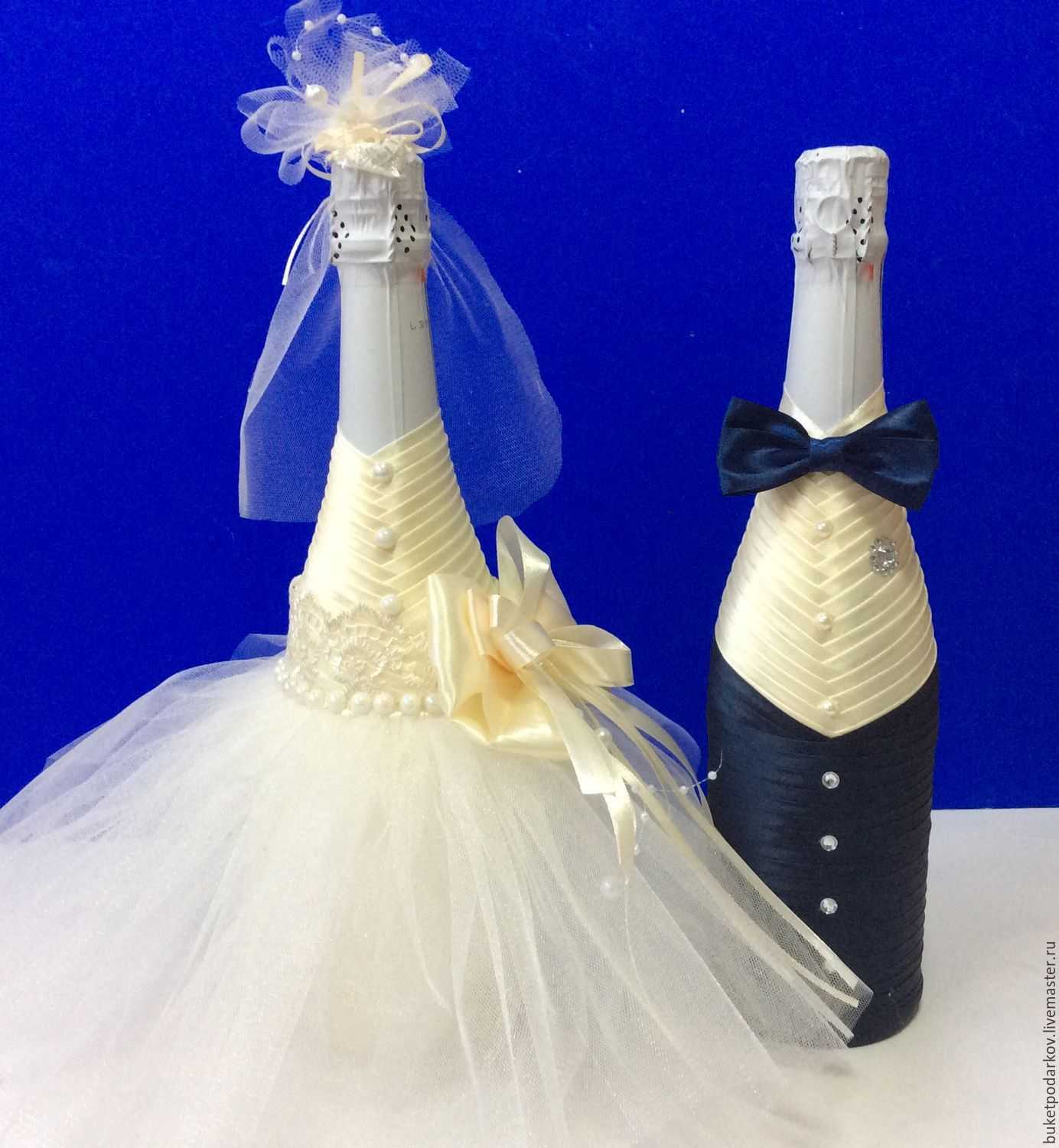 Украшение свадебных бутылок. Бутылки на свадьбу. Шампанское на свадьбу. Украшение бутылок на свадьбу. Свадебные бутылки шампанского