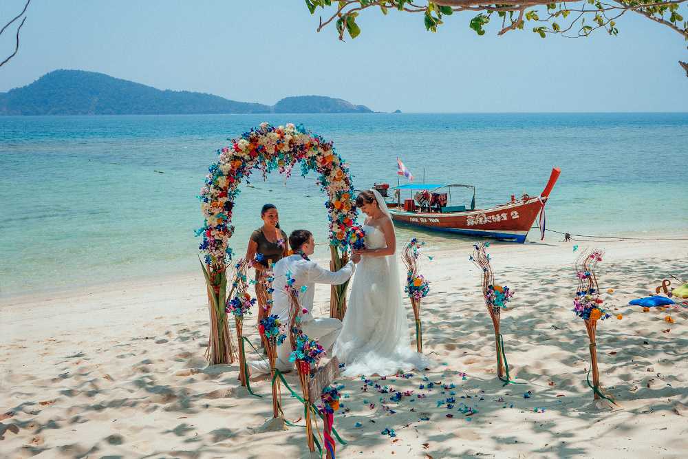 Запоминающимся событием в жизни станет свадьба в Тайланде Экзотический пляж вокруг бирюзовые волны тропическая зелень Сценарий и пошаговое руководство поможет идеально организовать ваше торжество