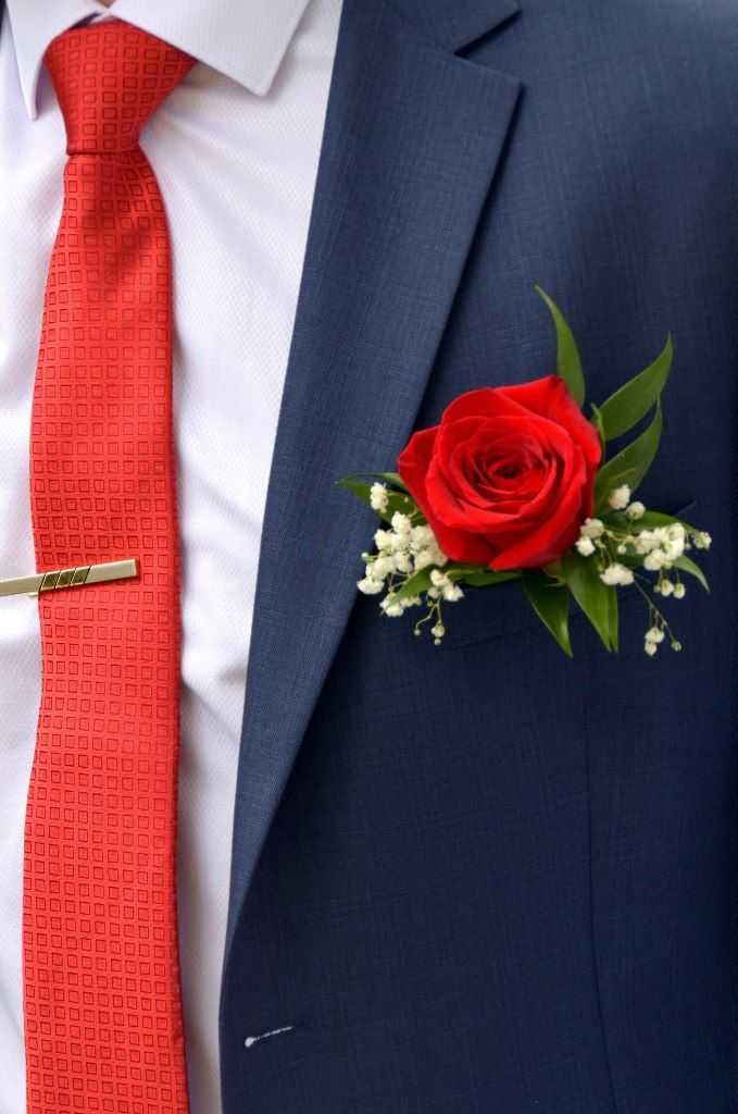 Жених розы. Бутоньерка для жениха красная. Бутоньерка для жениха с красным галстуком. Бутоньерка для жениха в Красном цвете. Жених с красным галстуком.